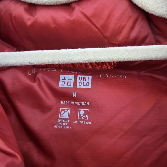 Uniqlo Ultra Light Down Vest Men's Red Size Medium - Picture 6 of 7